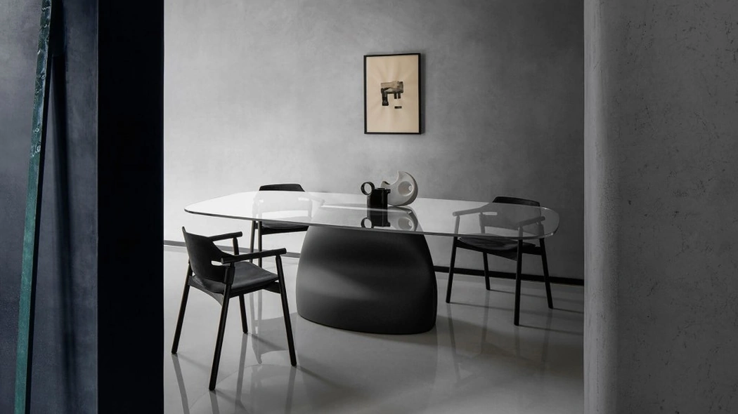 Tavolo con top in vetro e base effetto cemento Gran Sasso di Midj