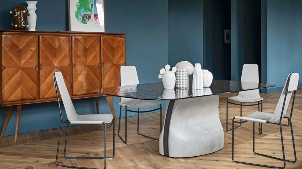 Tavolo con top in vetro bucciato fumé e base effetto cemento con inserto in cuoio Gran Sasso di Midj