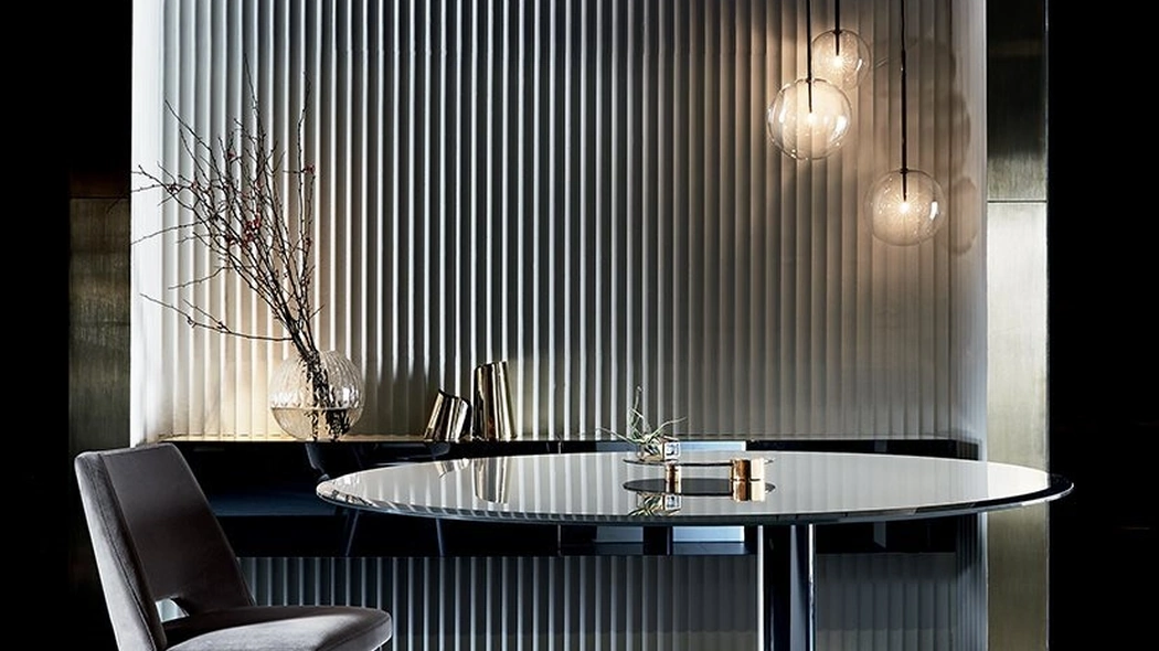 Tavolo rotondo con top in cristallo retroverniciato e base in metallo verniciato lucido Oto di Gallotti&Radice