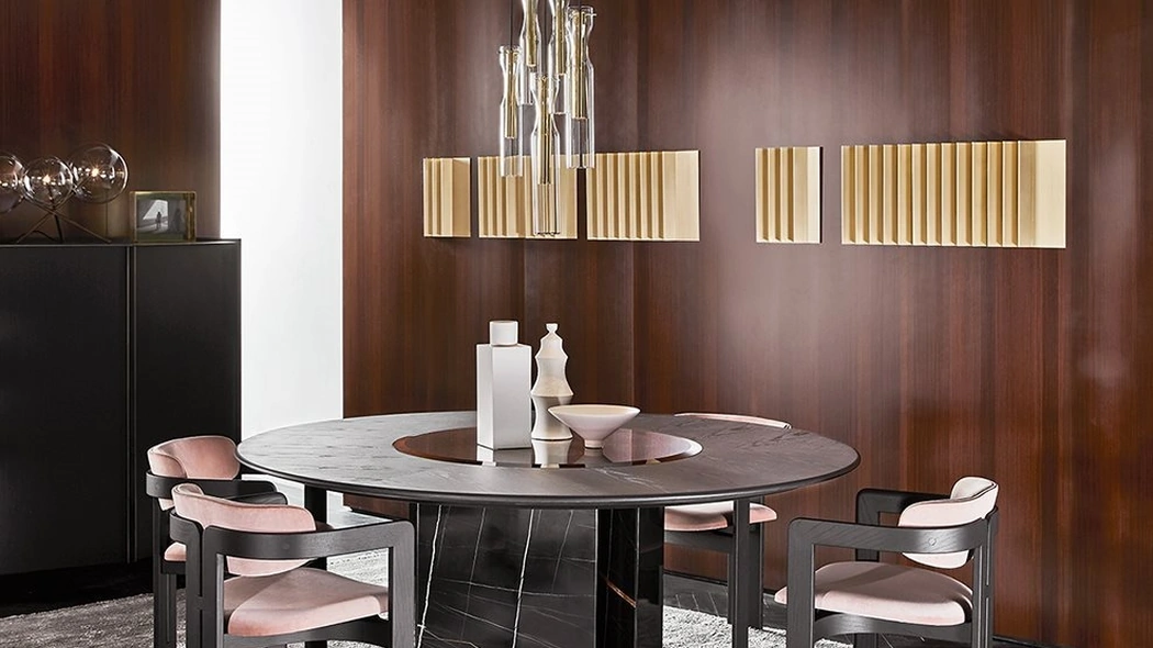 Tavolo Platium Round con piano in frassino e base rivestita in marmo di Gallotti&Radice