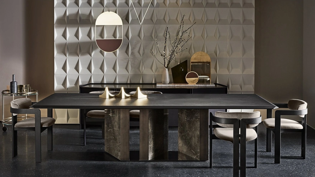 Tavolo Platium W con top in frassino e gambe in legno rivestite in marmo di Gallotti&Radice