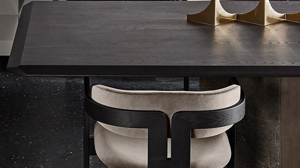 Tavolo Platium W con top in frassino e gambe in legno rivestite in marmo di Gallotti&Radice