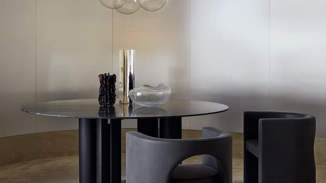 Tavolo Simpòdio W in marmo con base in massello di frassino di Gallotti&Radice