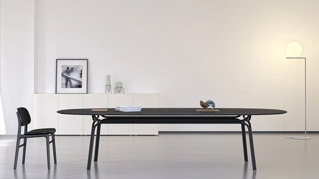 Tavolo Tubi con top in cristallo e base in tubolare di ferro di Minotti Italia