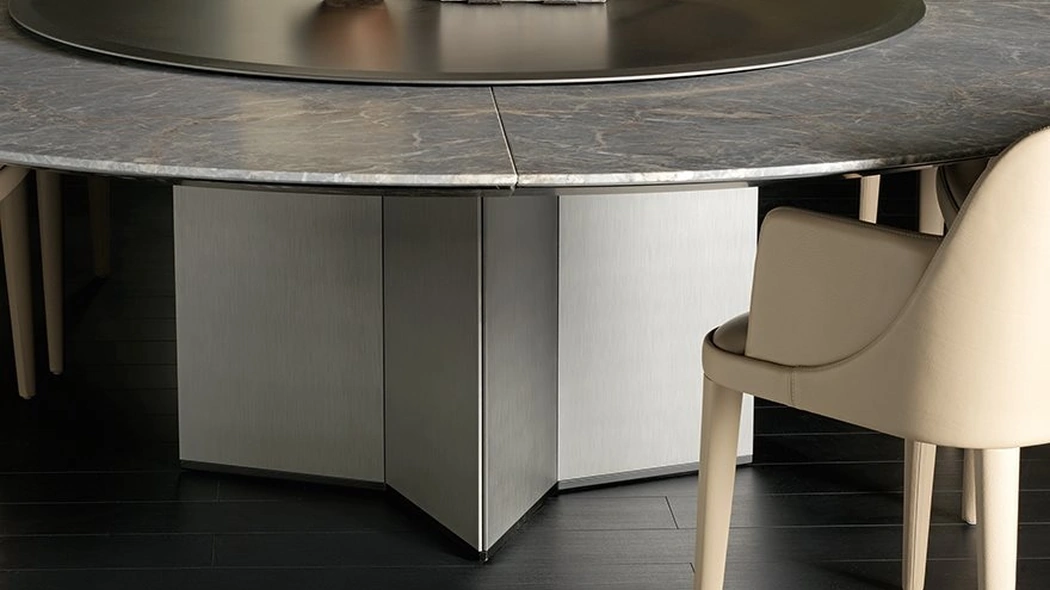Tavolo Yol Seet con piano in marmo e base in legno rivestita in cristallo di Gallotti&Radice