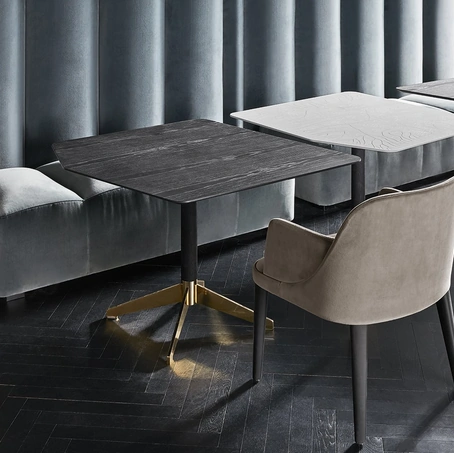 Tavolo Zen con piano in frassino tinto nero o in cristallo temperato decorato a mano con base in alluminio nero con dettagli ottonati di Gallotti&Radice
