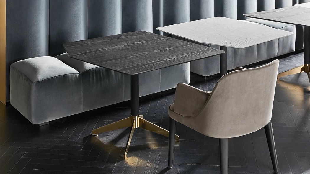 Tavolo Zen con piano in frassino tinto nero o in cristallo temperato decorato a mano con base in alluminio nero con dettagli ottonati di Gallotti&Radice