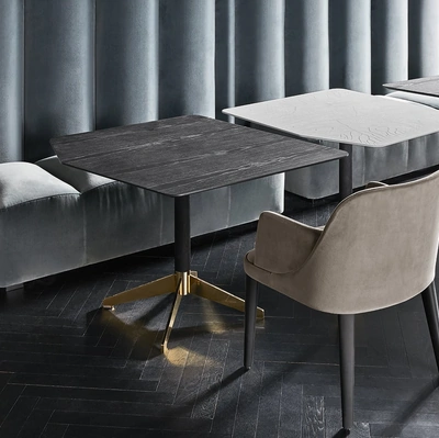 Tavolo Zen con piano in frassino tinto nero o in cristallo temperato decorato a mano con base in alluminio nero con dettagli ottonati di Gallotti&Radice
