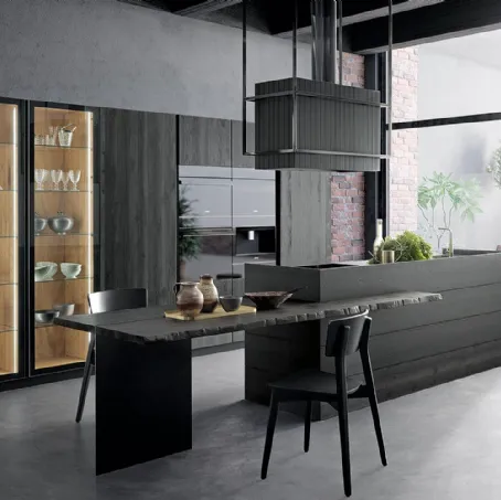 Cucina Moderna lineare in abete liquirizia spazzolato e laccato metal con penisola Atelier Urban di Callesella