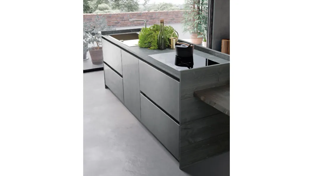 Cucina Moderna lineare in abete liquirizia spazzolato e laccato metal con top in hpl stratificato black rock Atelier Urban di Callesella