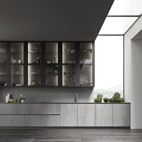 Cucina Moderna ME Materia in laminam Pietra di Savoia Grigia Bocciardata con pensili in vetro con telaio Brown di Meson's Cucine