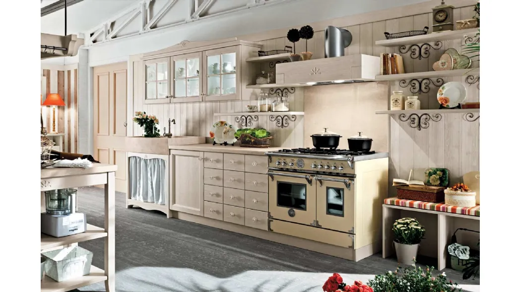 Cucina lineare Shabby Chic in legno con pensili a vetrina e base a giorno con lavello in marmo Everyday Canapa Talcato di Callesella