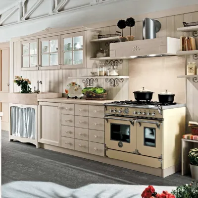 Cucina lineare Shabby Chic in legno con pensili a vetrina e base a giorno con lavello in marmo Everyday Canapa Talcato di Callesella
