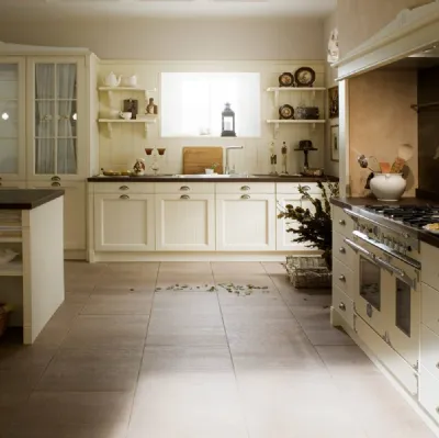 Cucina Shabby Chic lineare in legno laccato con pensili a vetrina Sweet Kitchen English Style di Callesella