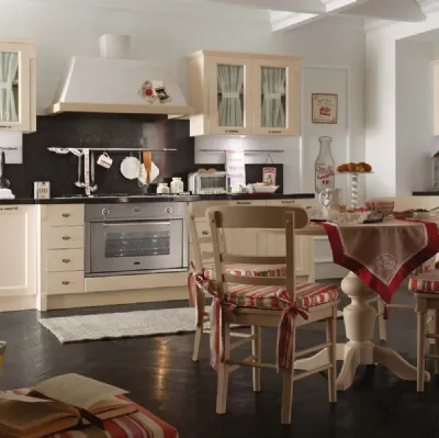 Cucina lineare Shabby Chic in legno laccato con pensili a vetrina e tavolo rotondo in massello di abete Sweet Kitchen Romantic Light di Callesella