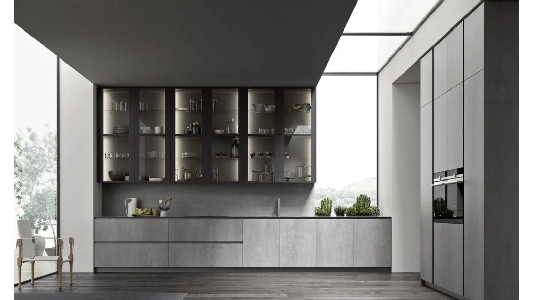 Cucina lineare su misura ME Materia in laminam Pietra di Savoia Grigia Bocciardata con pensili in vetro con telaio Brown di Meson's Cucine