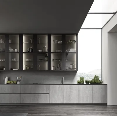Cucina lineare su misura ME Materia in laminam Pietra di Savoia Grigia Bocciardata con pensili in vetro con telaio Brown di Meson's Cucine
