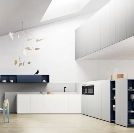 Cucina su misura ad angolo ME Slim in Fenix Bianco, Grigio Efeso e Blu Fes di Meson's Cucine