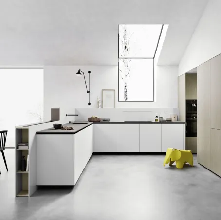 Cucina angolare su misura ME Trim in laccato opaco Artico con top in laminam Piasentina Grigia Fiammata di Meson's Cucine