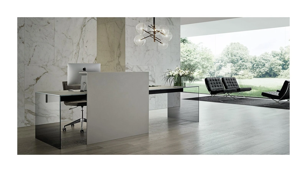 Bancone Reception in vetro con piano temperato retroverniciato con pannello frontale in laminato effetto pelle color visone Air Desk Modesty di Gallotti&Radice