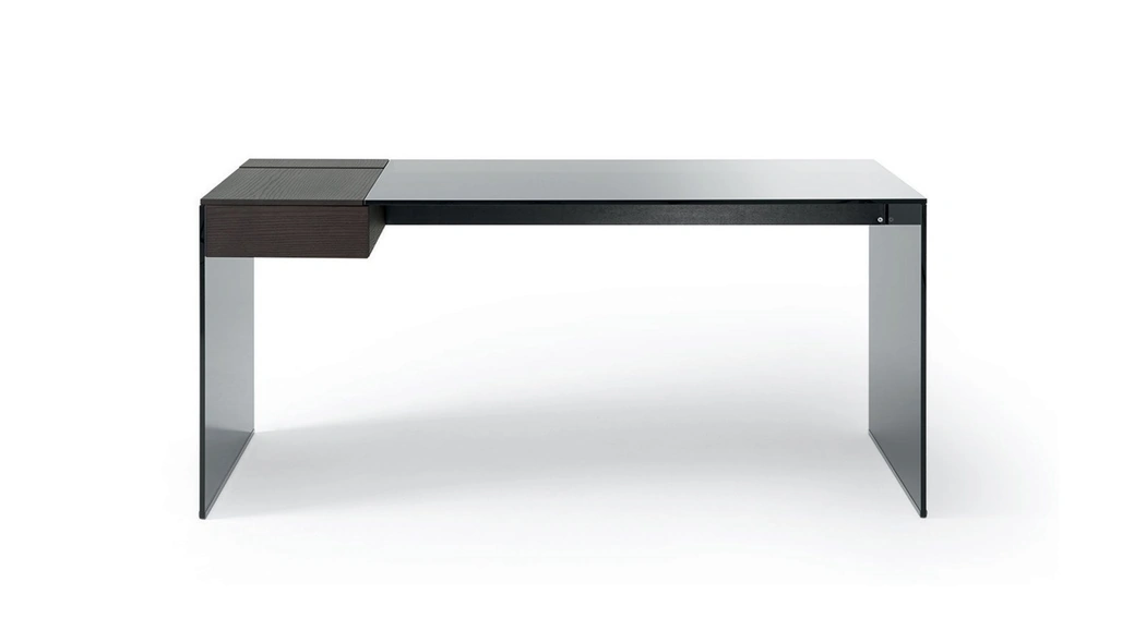 Scrivania operativa in cristallo con piano retroverniciato e cassetto in frassino Air Desk W di Gallotti&Radice