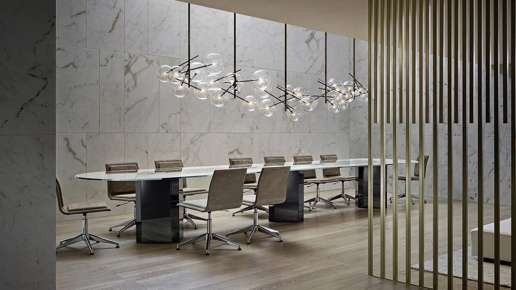 Scrivania operativa per sala riunioni Akim con top in cristallo e base in legno rivestito in cristallo di Gallotti&Radice