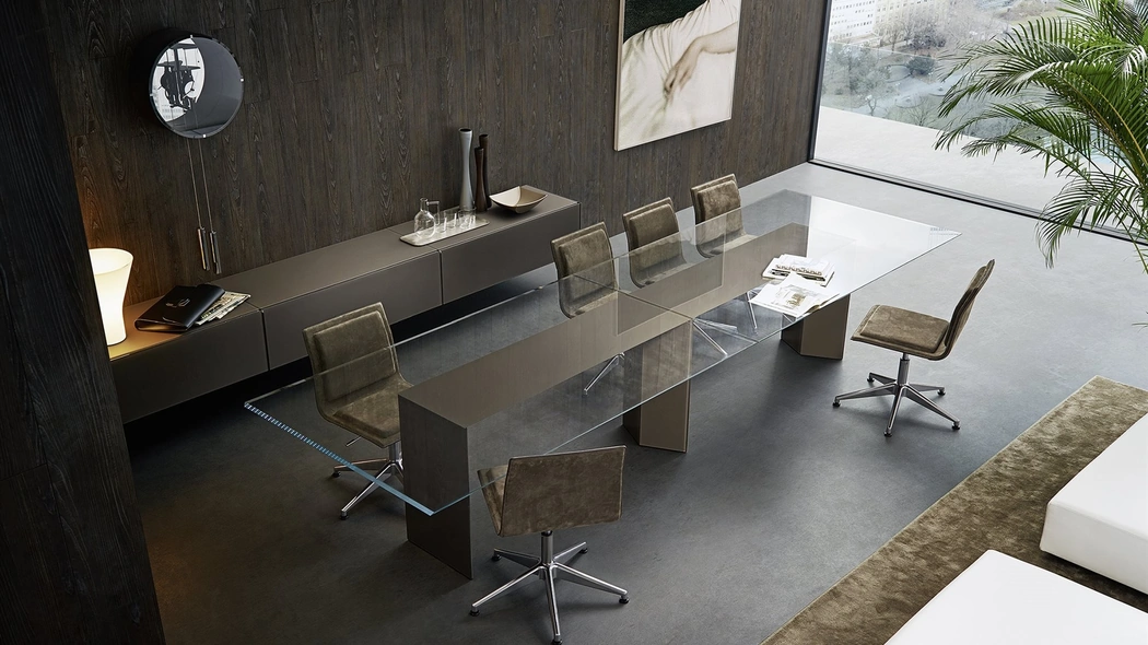 Scrivania operativa con piano in cristallo e base in legno rivestito in cristallo Dolm System di Gallotti&Radice