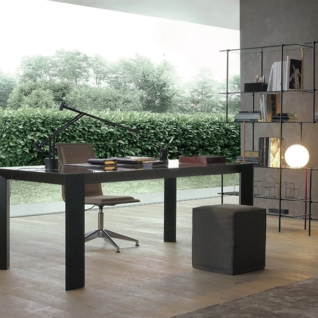 Scrivania direzionale Koy in cristallo con base in alluminio rivestito in rovere di Gallotti&Radice