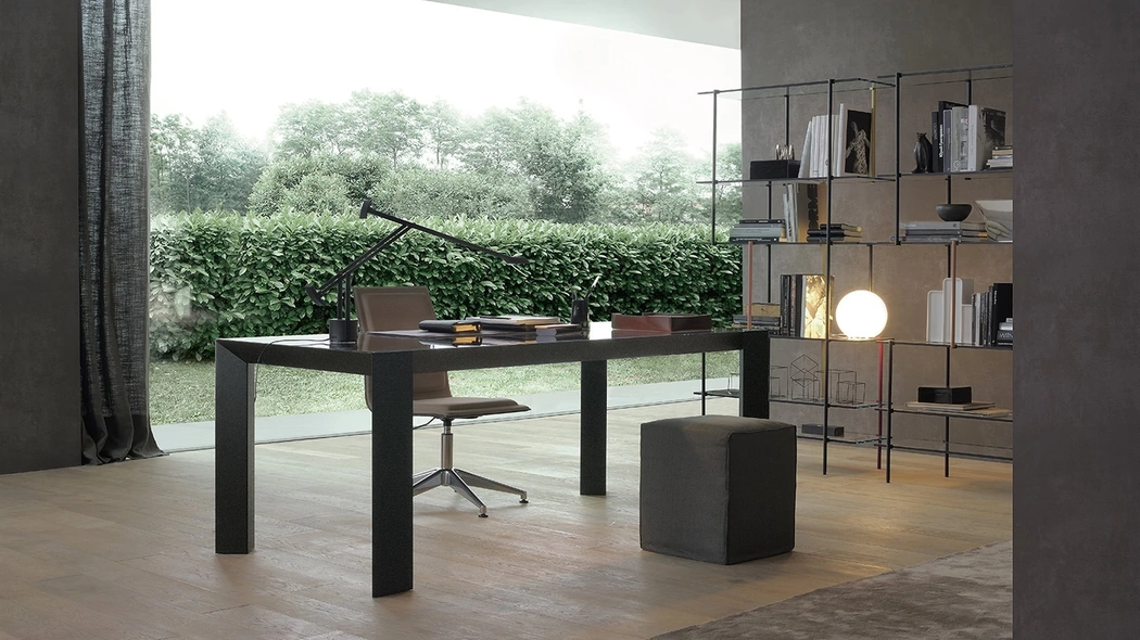 Scrivania direzionale Koy in cristallo con base in alluminio rivestito in rovere di Gallotti&Radice