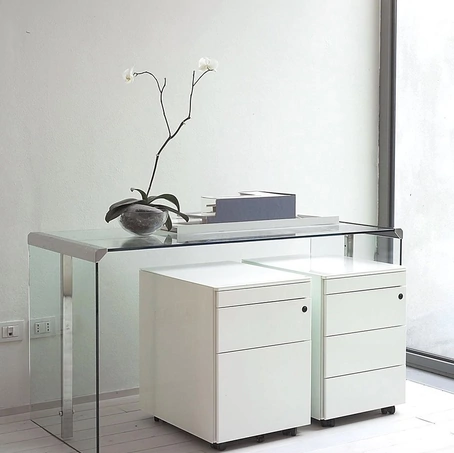 Cassettiera Techna 13 in metallo laccato con frontali rivestiti in cristallo retroverniciato bianco di Gallotti&Radice