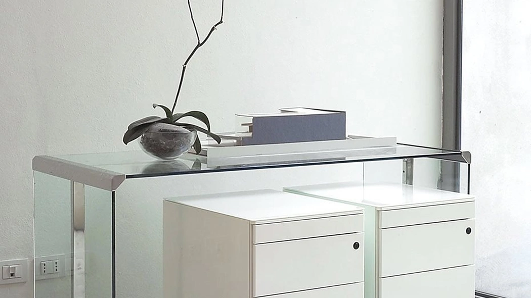 Cassettiera Techna 13 in metallo laccato con frontali rivestiti in cristallo retroverniciato bianco di Gallotti&Radice