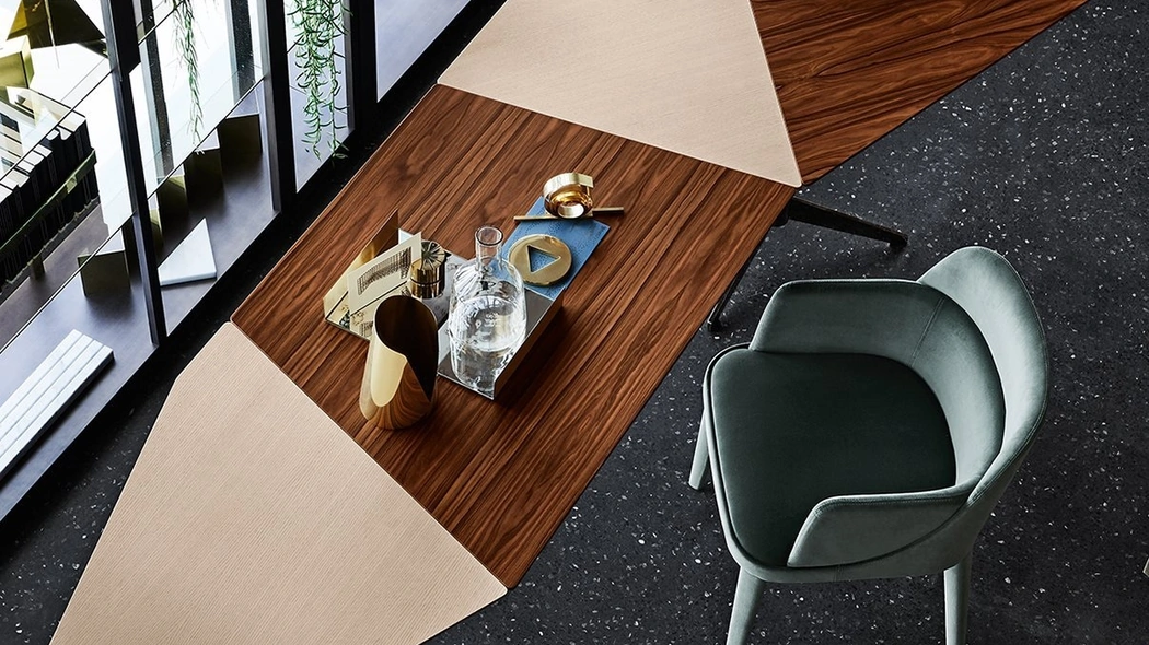 Scrivania operativa Zen Desk con piano in palissandro e frassino e base in alluminio spazzolato a mano e anodizzato nero di Gallotti&Radice