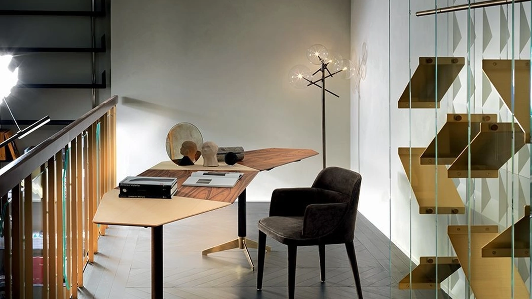 Scrivania operativa Zen Desk con piano in palissandro e frassino e base in alluminio spazzolato a mano e anodizzato nero di Gallotti&Radice